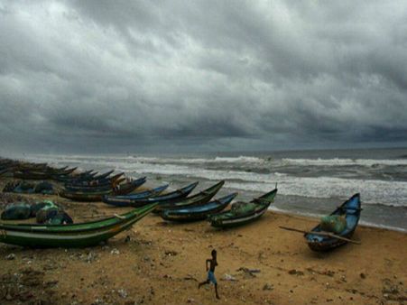 ఆంధ్రా వైపు దూసుకొస్తున్న ఫైలిన్, ముందుకు సముద్రం