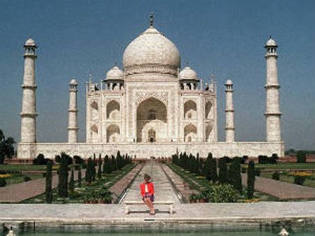 చిక్కుల్లో విశ్వసుందరి: తాజ్ బెంచీపై చెప్పులు పెట్టి..