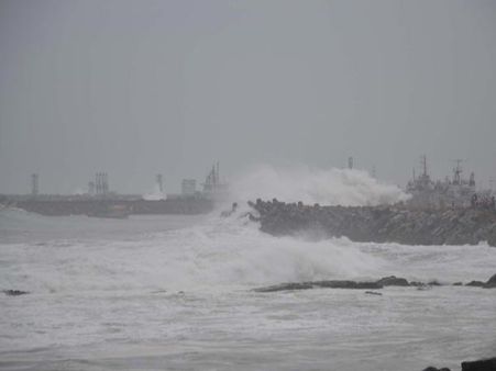 తీరం దాటిన ఫైలిన్:ఒడిషాలో ఆరుగురు మృతి