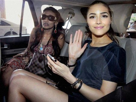 తాజ్ బెంచీపై చెప్పులు, విశ్వసుందరి క్షమాపణ