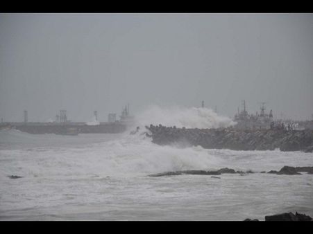 దూసుకొస్తున్న ఫైలిన్: భయం గుప్పిట్లో (పిక్చర్స్)