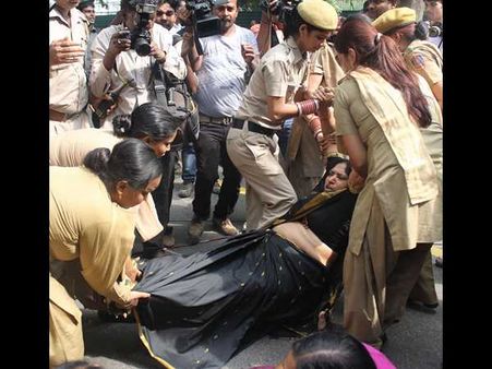 ఖంగుతిన్నారు, తెలుగు మహిళను లాక్కెళ్లారు(పిక్చర్స్)