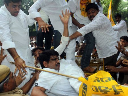 బయటకు రా!: సోనియా ఇంటికెళ్లి టిడిపి నేతల సవాల్