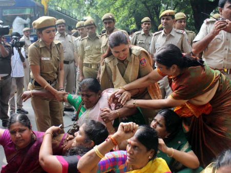 10 జనపథ్ వద్ద చుక్కలు చూపిన తెలుగు మహిళలు