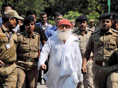 అక్కాచెల్లెళ్ల ఫిర్యాదు: ఆశారాం, కొడుకులపై రేప్ కేసు