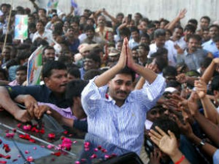 ఇంట్లో జగన్ దీక్ష, ఢిల్లీలో బాబు ఢీ: మైలేజ్ రాలేదా?