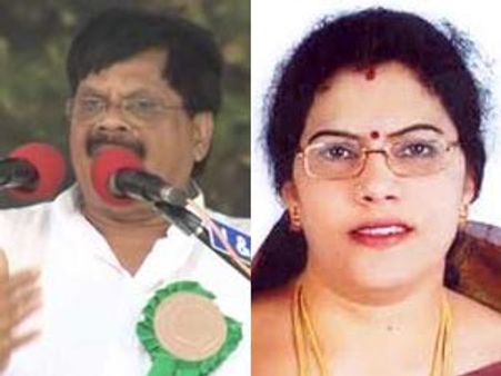 రిజైన్ చేసినా ఆగదనే: కిల్లి, శత్రుచర్ల కాన్వాయ్‌పై చెప్పు