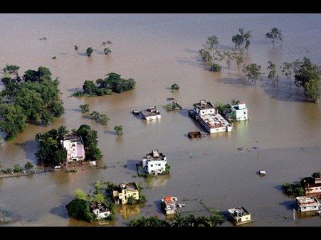 ఫైలిన్‌తో అతలాకుతలం: ముఖ్యమంత్రి హామీ (పిక్చర్స్)