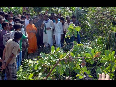 జగన్‌కు చెబుతా: కూలిన తోటల్లో విజయమ్మ (పిక్చర్స్)