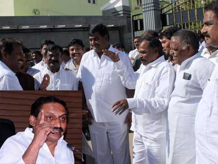 టిపై కుదరదని కిరణ్: 'జగన్' ఎమ్మెల్యేల ధర్నా, అరెస్ట్