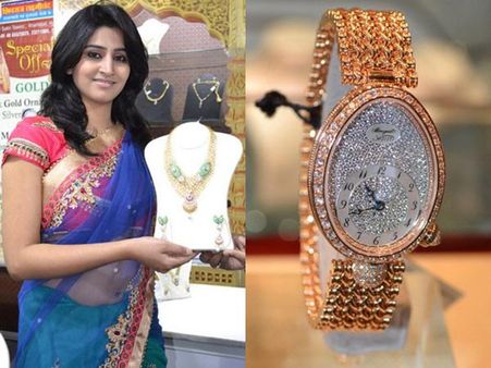 లక్షల వాచ్: ముద్దుగుమ్మ చేతిలో ముత్యాలు(పిక్చర్స్)