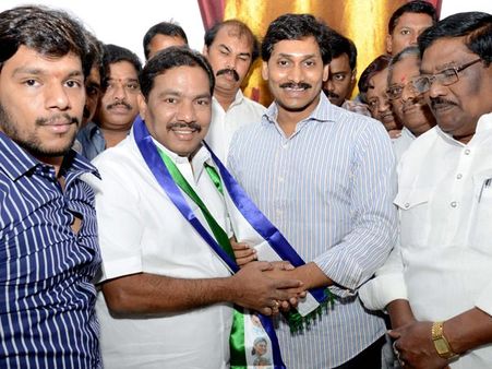 జగన్ ఒక్కరే సైనికుడిలా పోరాటం: పార్టీలోకి విశ్వరూప్