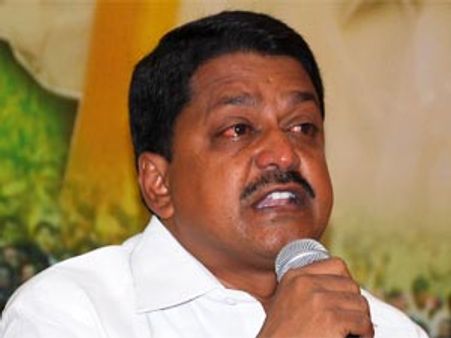 సుప్రీంకు: టిపై పయ్యావుల, గాడిద మెడలో చిరు ఫ్లెక్సీ