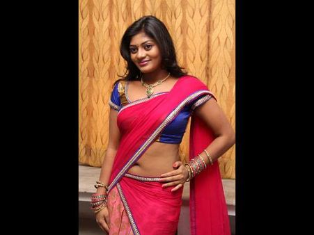 ఆర్ట్ మేళాలో తడాఖా సౌమ్య ముచ్చటపడ్డారు (పిక్చర్స్)