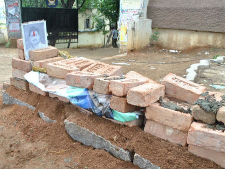 ఓయు క్యాంపస్‌లో వైయస్ జగన్ చిత్రానికి ఘాట్(ఫోటో)