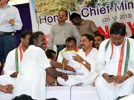 రచ్చబండతో ప్రజల్లోకి కిరణ్: తెలంగాణలో ఉంటుందా?