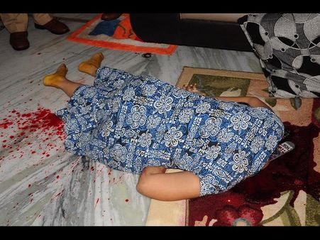 రెండో పెళ్లి: ఫస్ట్ భార్య, కొడుకును నరికేశాడు (పిక్చర్స్)