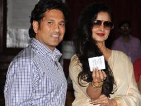 రేఖ అమితాబ్‌ను, సచిన్ ఫ్యాన్స్‌ను: ఓట్లపై బిజెపి నేత