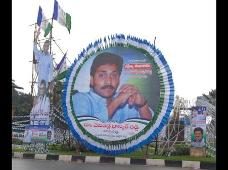 కొద్ది గంటల్లో సమైక్య సభ: జగన్ ఫ్లెక్సీలు (పిక్చర్స్)