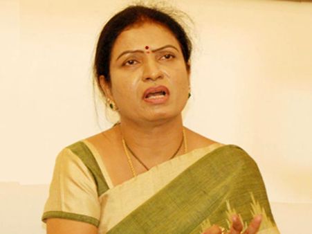 సురేఖను నట్టేట ముంచావ్, టి వ్యతిరేకి: జగన్‌పై అరుణ