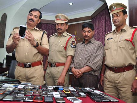 సాకు పెళ్లి సంబంధం: అతను చేసేది సెల్‌ఫోన్ల దొంగతనం