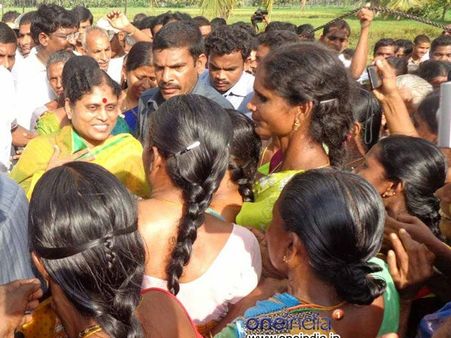 ఇప్పుడు కాదు: ఫిక్సింగ్‌పై విజయమ్మ, రోజా నిప్పులు