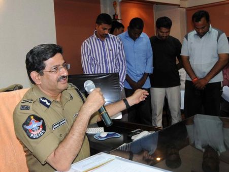 యాభై లక్షల దోపిడీలో ఇద్దరు దొంగ కానిస్టేబుళ్లు, అరెస్ట్