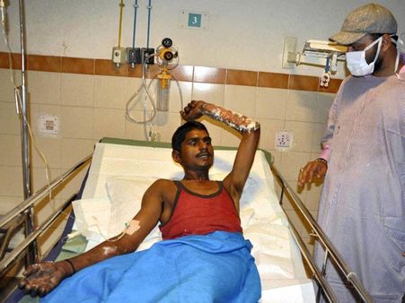 ఎవరో కిటీకి వద్ద తోశారు: బస్ ప్రమాదంపై ఓ బాధితుడు