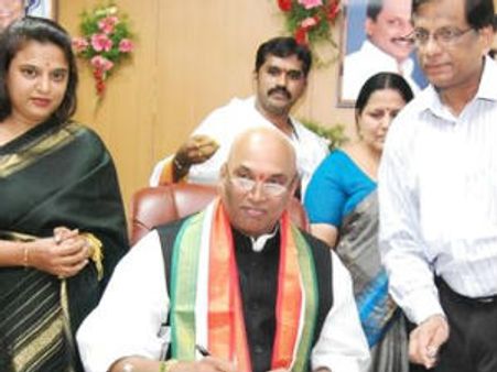  తెలంగాణపై మాట మార్చినందుకే: విజయమ్మపై ఉత్తమ్