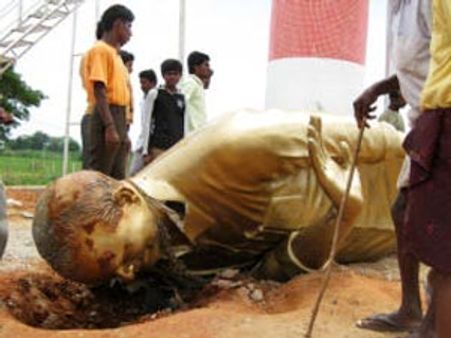 ముందే విజయమ్మకు టి సెగ: వైయస్ విగ్రహాల ధ్వంసం