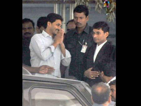 శ్రీనివాసన్‌తో జగన్ మంతనాలు, బ్యాక్‌గేట్ నుండి వెళ్లారు