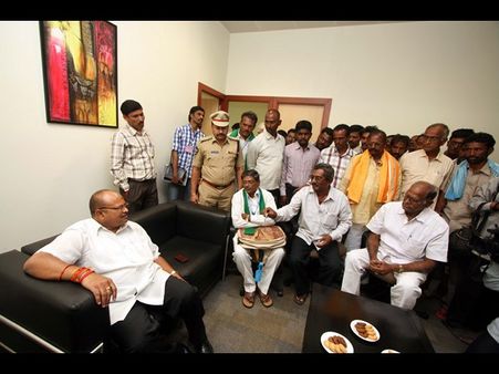 మంత్రి కన్నాను నిలదీసిన రైతులు (పిక్చర్స్)