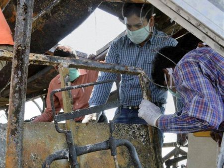 వోల్వో ప్రమాదం: కెమికల్స్ వొట్టిదే, కల్వర్ట్ పైపు వల్లే