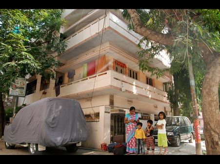 గెంటేశారు: ఇంటిముందే పిల్లలతో భార్య ధర్నా (పిక్చర్స్)