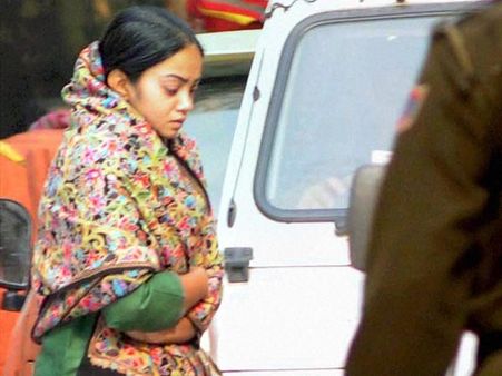 పనివాళ్లని ప్రైవేట్ పార్ట్స్‌పై కొట్టిన ఎంపి భార్య, మర్యాదలు