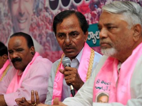 హైదరాబాద్‌పై ఆంక్షలు సహించం: కెసిఆర్, షబ్బీర్ ఫైర్