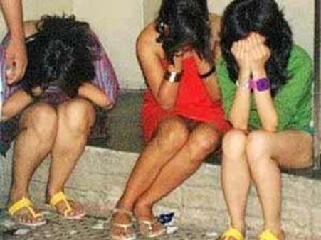అశ్లీల నృత్యాలు: అమ్మాయిలు సహా 23మంది అరెస్ట్