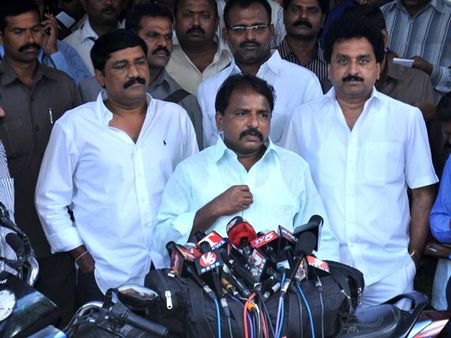 కిరణ్ ఒక్కరే, దిగ్విజయ్ వ్యాఖ్యలు తప్పు: శైలజానాథ్