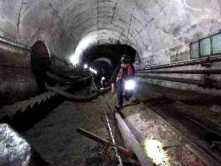 కూలిన బొగ్గు గని పైకప్పు, 4గురు మృతి: పడవ బోల్తా