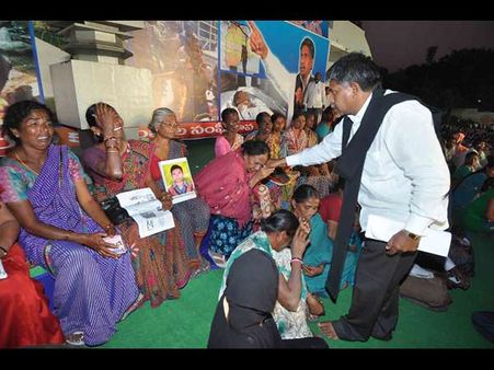 కడుపుకోత: మందకృష్ణ మాదిగ ఓదార్పు! (పిక్చర్స్)