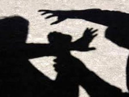కల్లు తాగి రోడ్డు మీదే చితక్కొట్టుకున్న మహిళలు