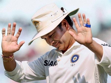 సచిన్ మ్యాచ్: టికెట్ల కోసం ఫ్యాన్స్ ఆందోళన