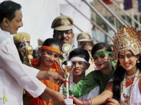 సిఎం మార్పు: నవ్వుతూ కారెక్కి వెళ్లిన కిరణ్ రెడ్డి, లైట్