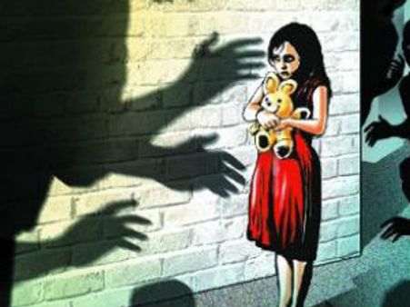  దారుణం: మైనర్ బాలికకు వాతలు పెట్టిన టెక్కీ భార్య