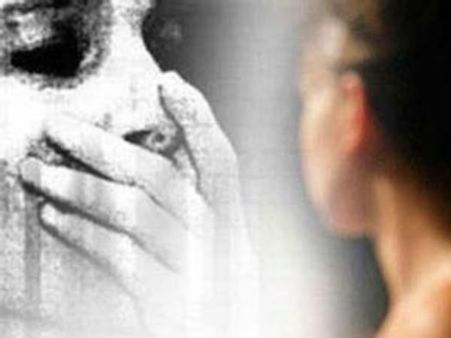 భార్యాఅత్తలను చంపిన టెక్కీ, ప్రేయసి గొంతు కోశాడు