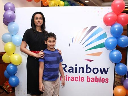 జూ ప్రిన్స్‌ను ముద్దు చేస్తూ నమ్రత (పిక్చర్స్)