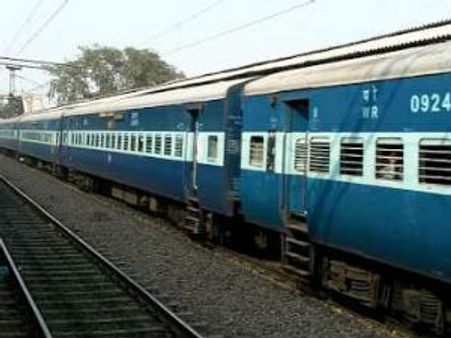 పట్టాలు తప్పిన మంగళ రైలు: నలుగురు మృతి?