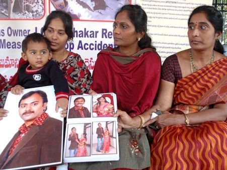 వోల్వో ప్రమాదం: బాధితుల ధర్నాలో ఇలా (ఫొటోలు)