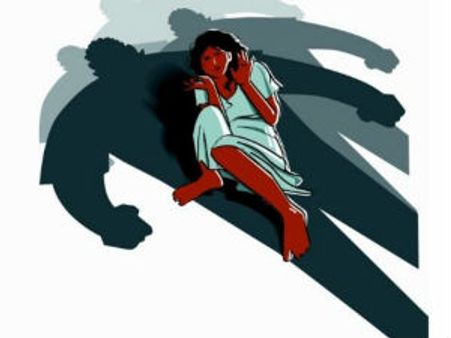 దారుణం: బాలికపై అత్యాచారం చేసి బీరువాలో దాచాడు