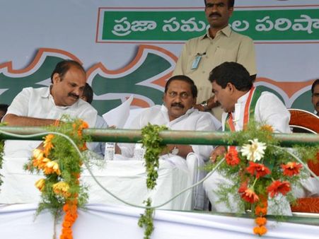 అధిష్టానం సిగ్గుపడుతోంది: కిరణ్‌పై కోమటిరెడ్డి, 'టి' ఫైర్